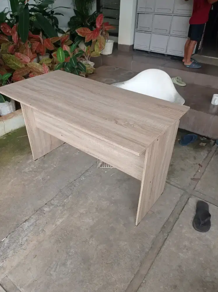Meja kerja dan kursi kerja