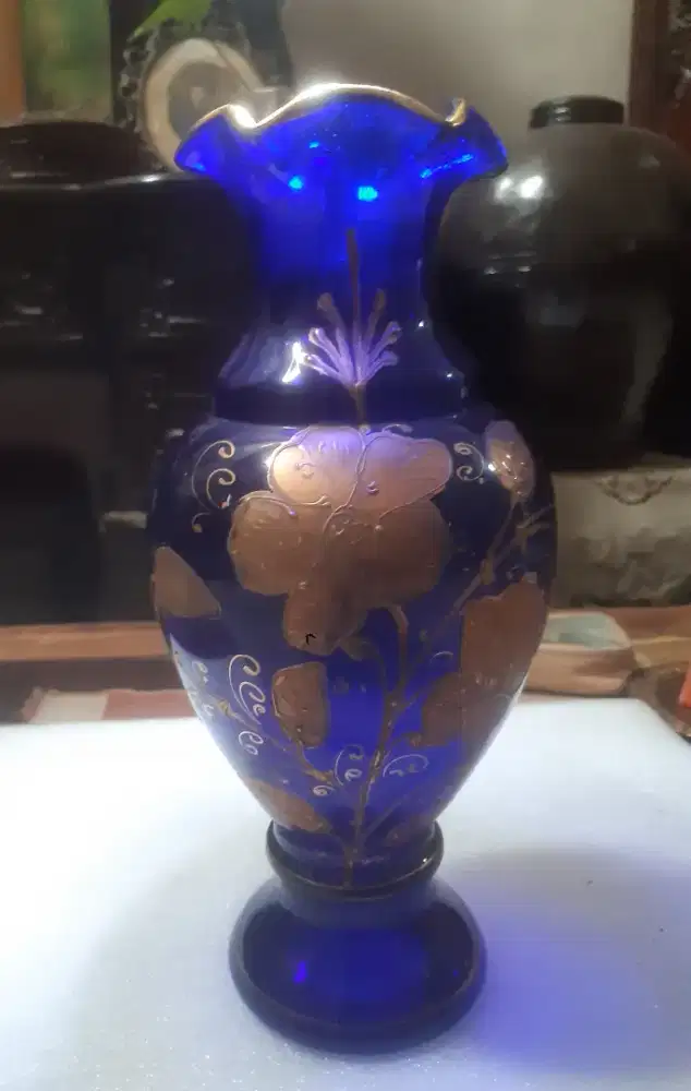 vas biru motif kembang