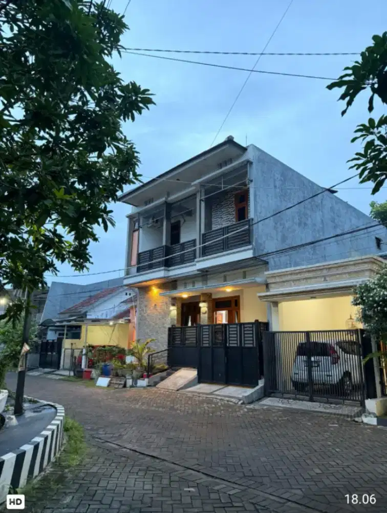 DIJUAL RUMAH ASRI 2,5 LANTAI STRATEGIS DI PERBATASAN SURABAYA SELATAN