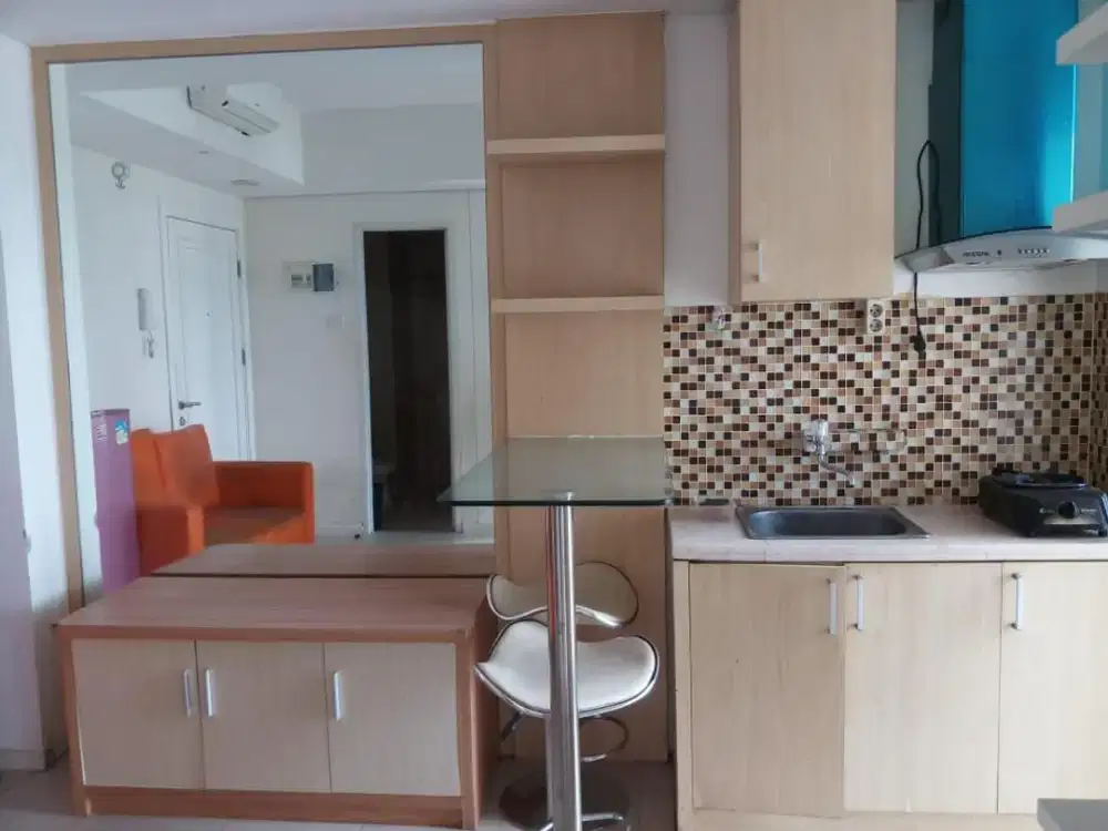 ready disewakan apartemen green lake sunter,2kamar,furnished,lantai rendah,AC 2 unit dan waterheater,42jt/12bulan