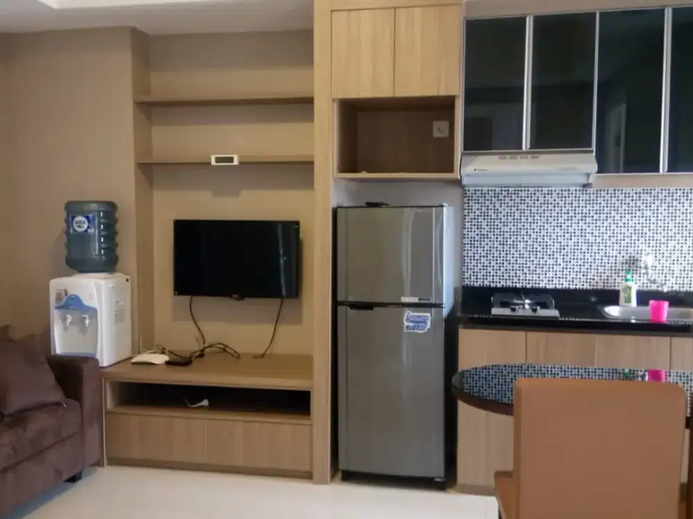 ready disewakan apartemen green lake sunter,tipe 2bedrooms full furnished,view laut priok,hadap utara,AC 3 dan waterheater,5jt/bulan