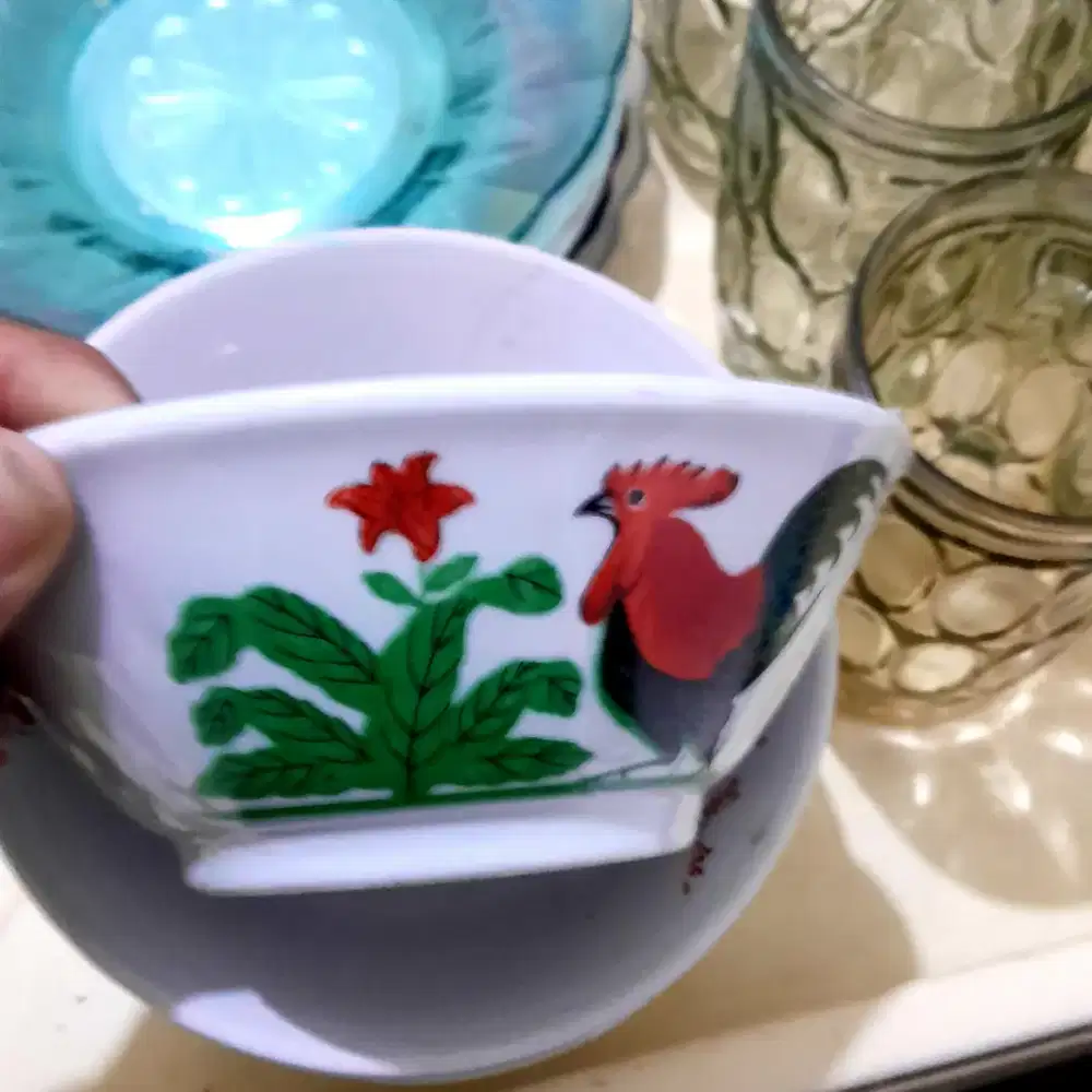 6 pcs mangkok ayam jago. 12 pcs gelas es teh. Bonus 8 pcs. Bekas murah