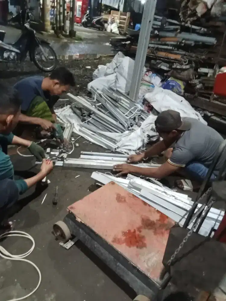 Rombeng jual beli segala macam barang bekas panggilan