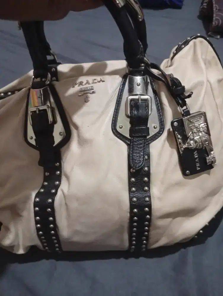 Tas RARE LIMITED EDITION PRADA cream black spectator silver