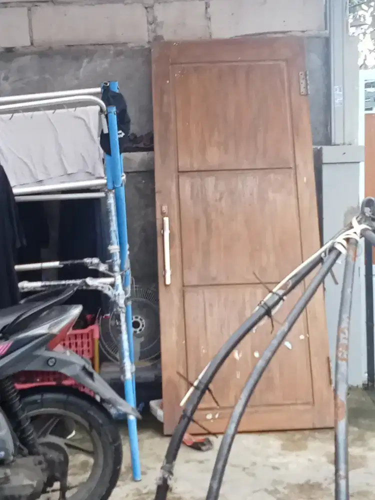 pintu jati berat bgt diangkat sendiri ngak kuat masih mantap