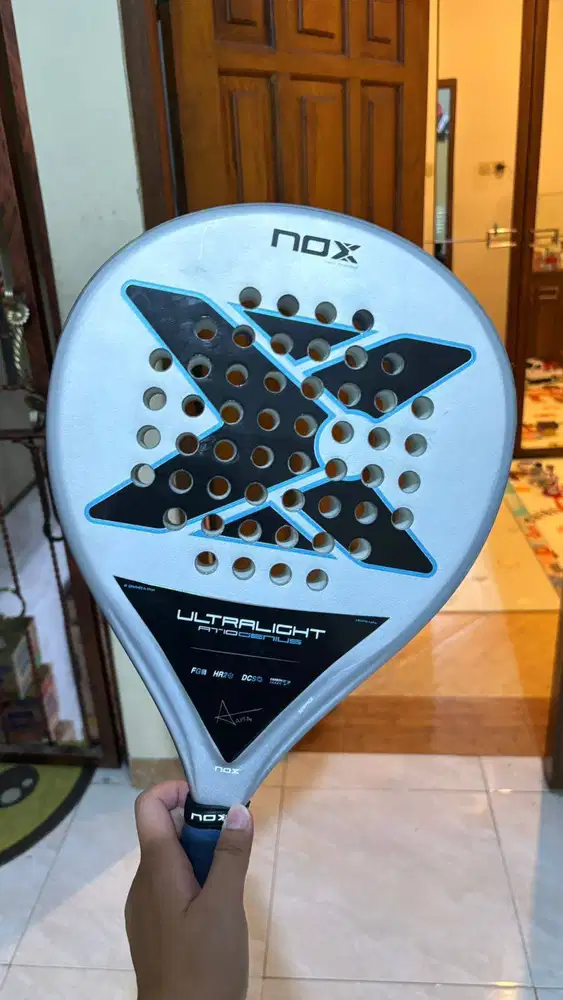 Raket Padel Nox AT 10 ultralight bonus tas