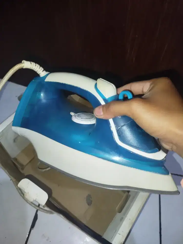 Setrikaan merk Phillips JUMBOO di jual harga 150 ribu no minus normal