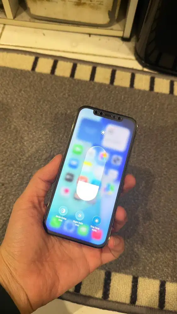 Dijual Iphone 12 Pro 512GB Graphite Resmi Ibox Hp charger