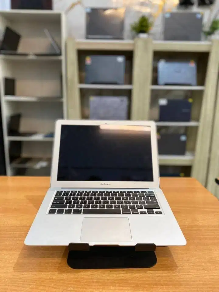 APPLE MACBOOK AIR 13INCHI 2015 CORE I5 RAM 4GB SSD 128GB BATERAINORMAL