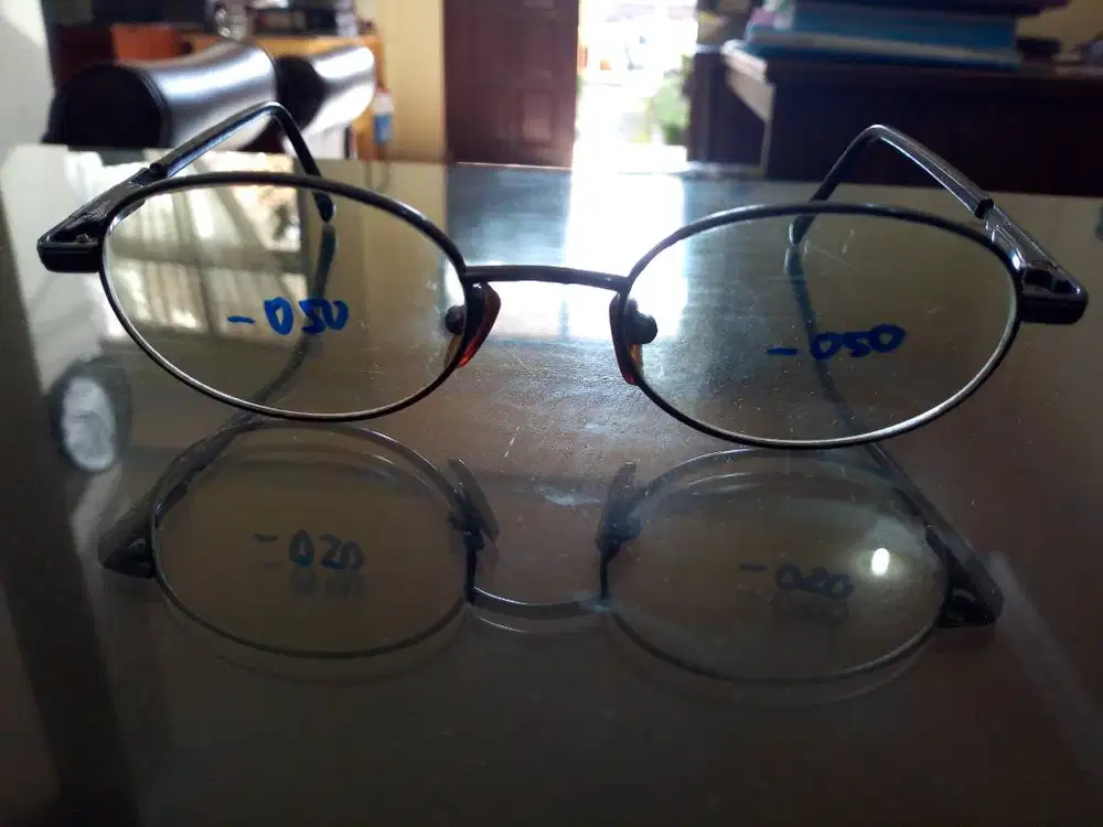 Dijual Cepat Kacamata minus 0.5 kanan kiri