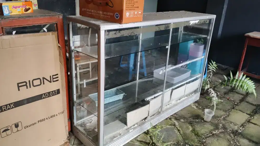 Etalase kaca bekas kantin sekolah