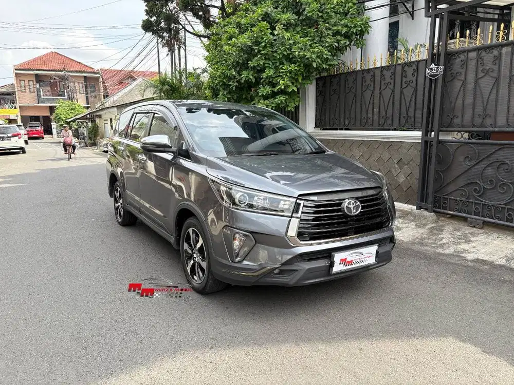 Toyota Innova Venturer 2.0 AT 2022 Abu - Abu Metalik
