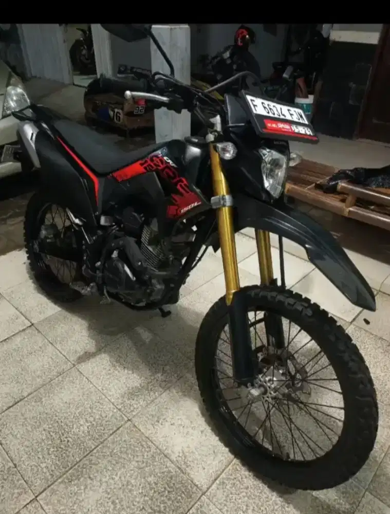 Honda CRF hitam, merah