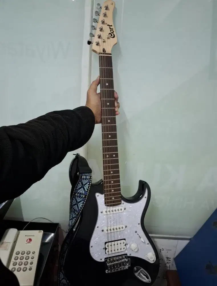 Gitar Listrik Cort (LIKE NEW)