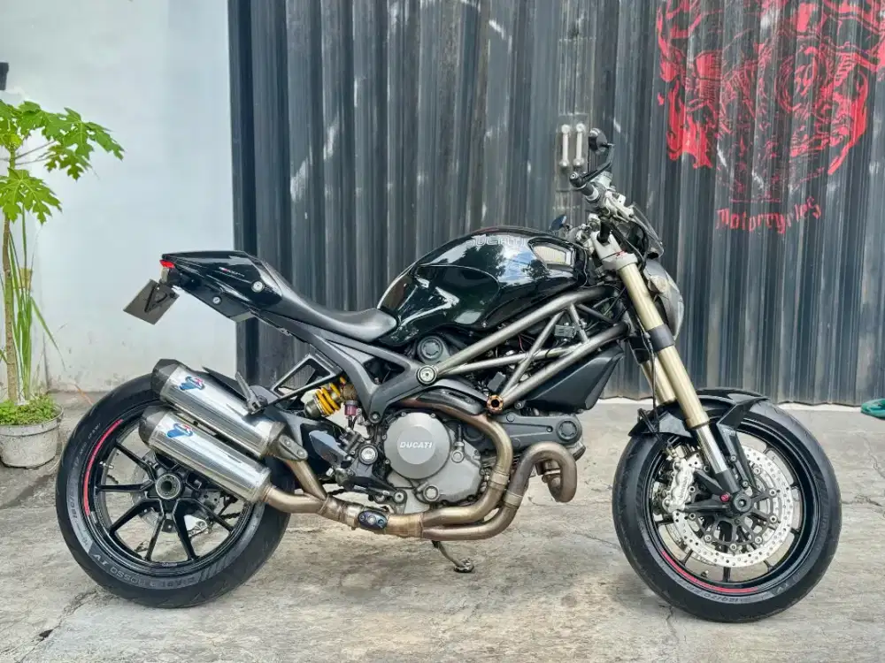 Dijual moge Ducati Monster 1100 EVO tahun 2012 full paper surat