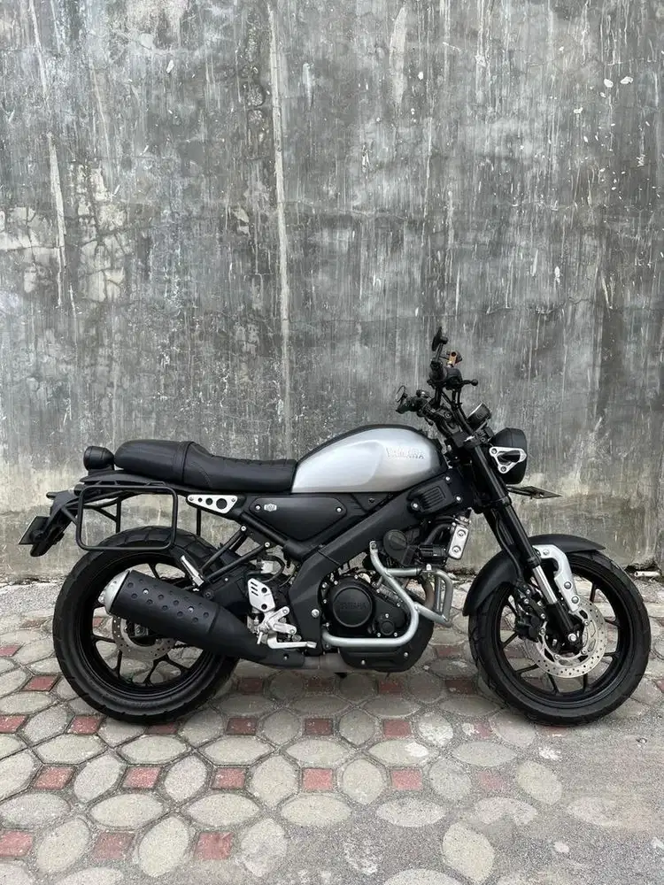 Yamaha XSR 2021 warna silver Hitam
