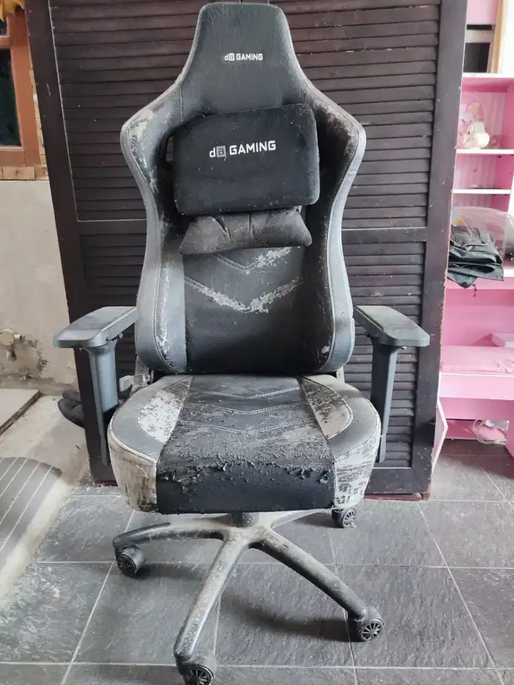 Kursi kantor Masih baru kulit mengelupas