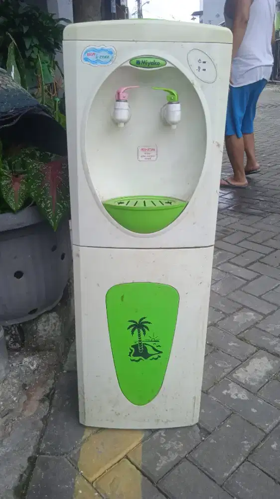 Dispenser Miyako rusak, ada rak penyimpanan dibawah