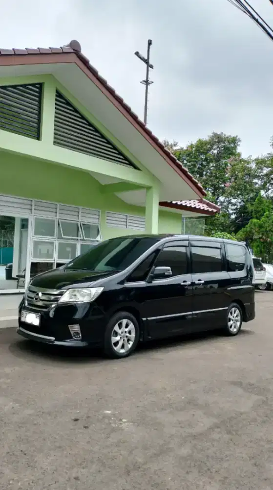 Dijual Nissan Serena HItam 2.0 Matic 2013