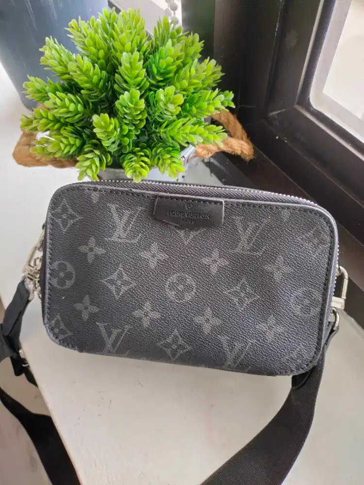 Tas Louis Vuitton Alpha Wearable Wallet