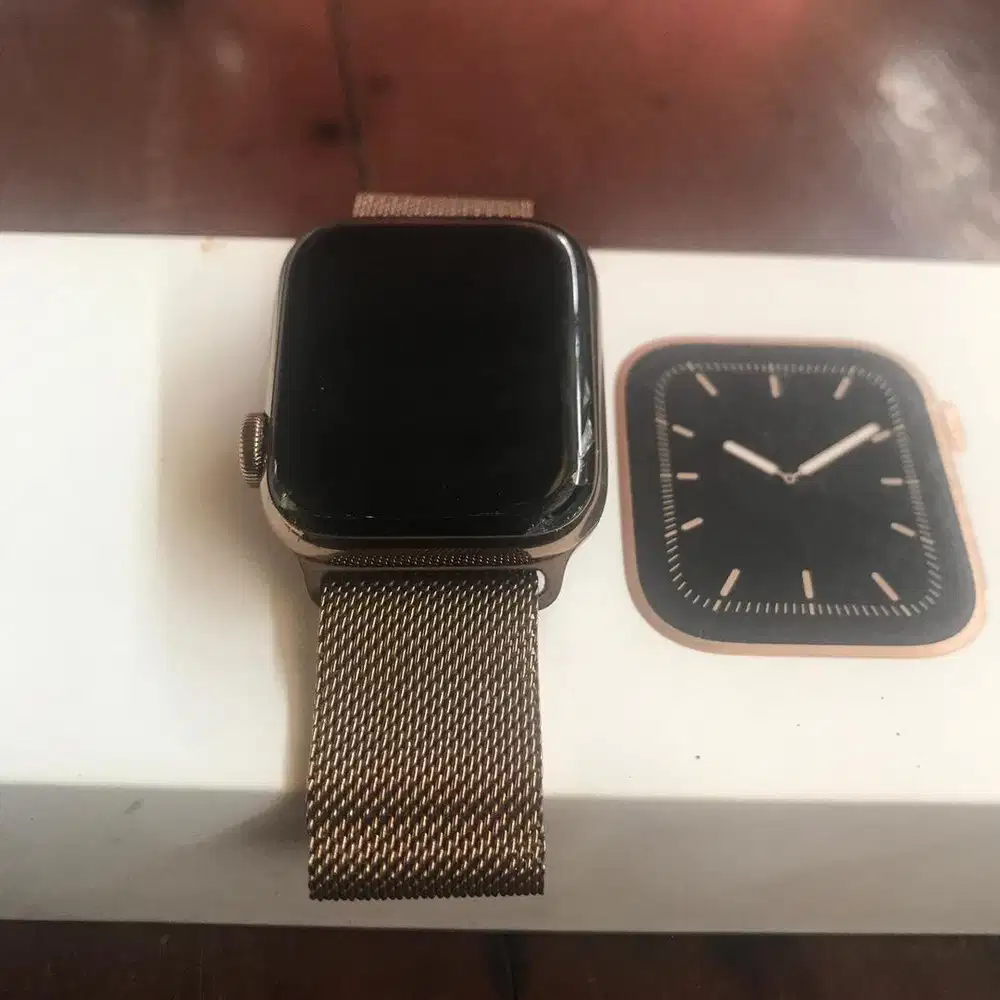 Apple watch series 5 gold titanium