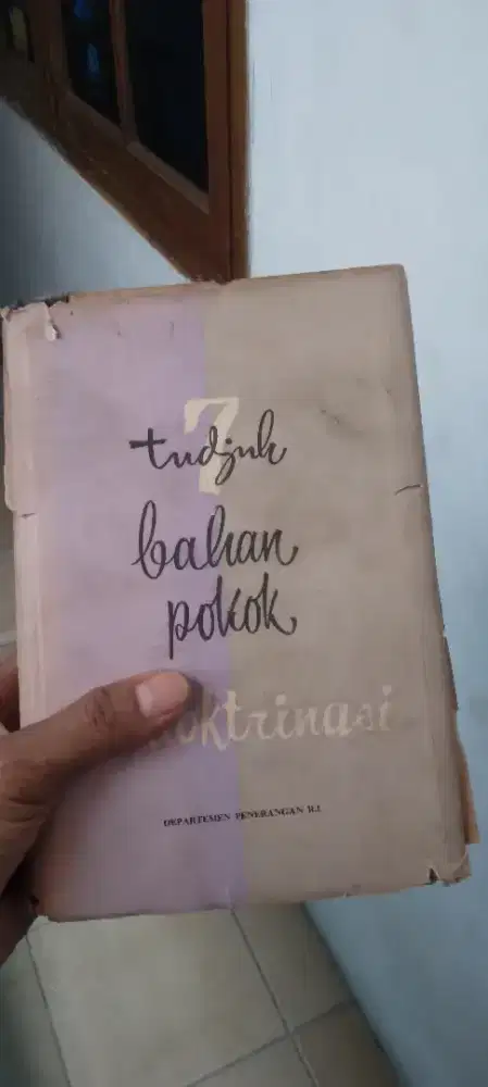 Buku sejarah tujuh bahan pokok indoktrinasi