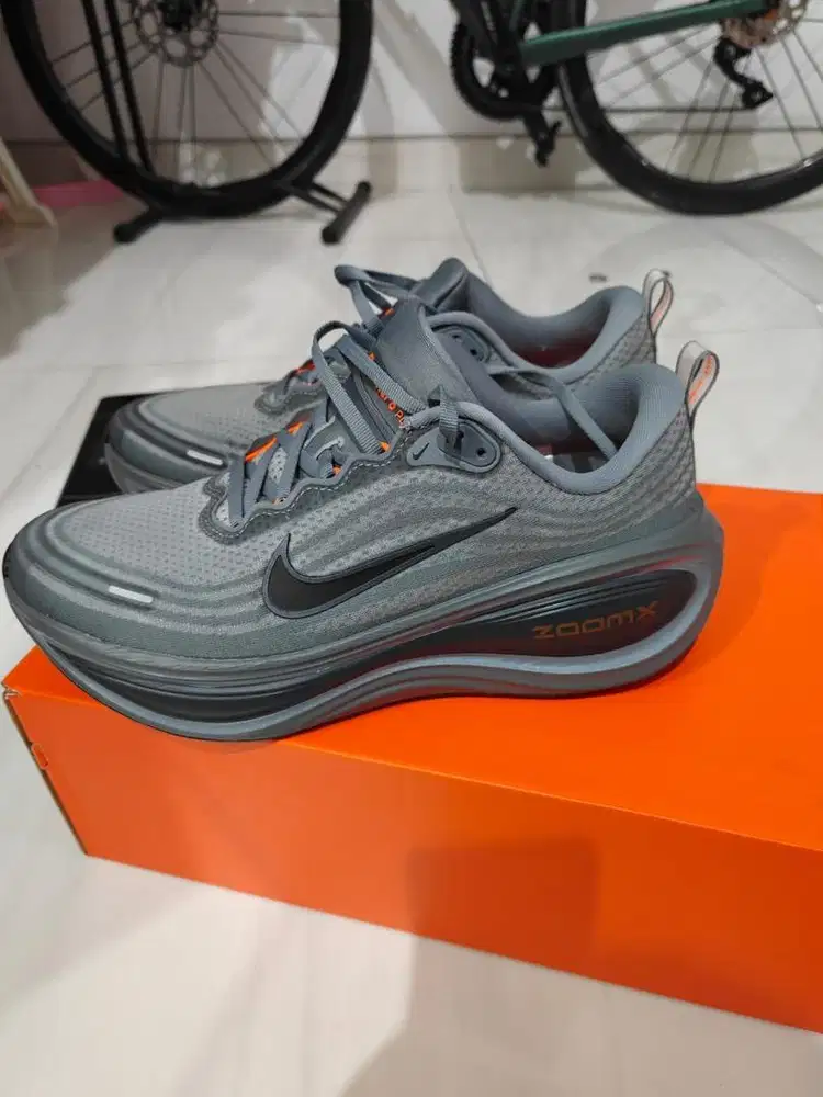 Sepatu Sneakers Nike Vomero Plus Black pria size Us10 Eur44