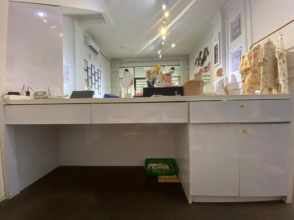 Meja kasir / front desk