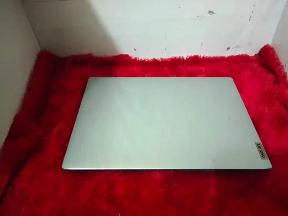 Lenovo ip slim3/Intel 3020E/RAM 4gb/SSD256gb /vga AMD RADEON/siap pake