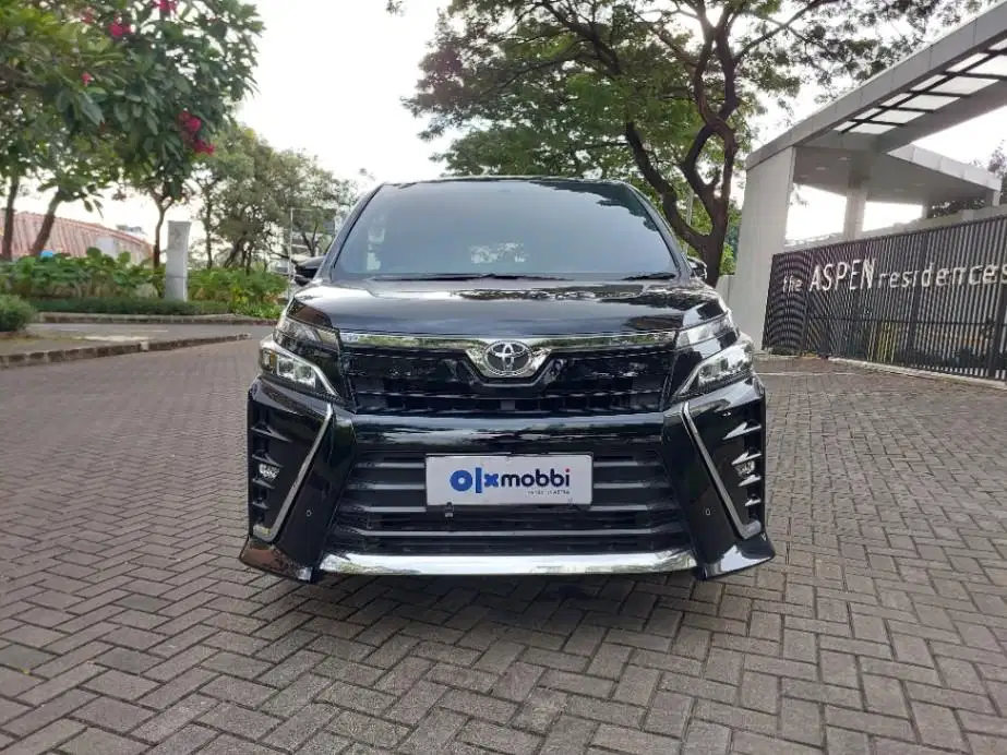 DP RINGAN Toyota Voxy 2.0 Bensin-AT 2018 Hitam CBYIB