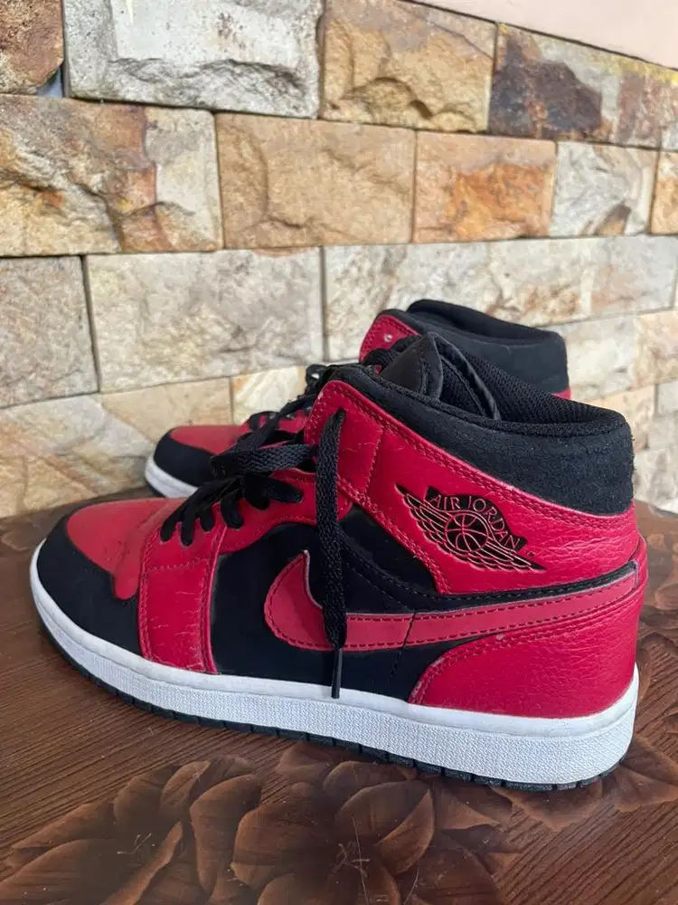 Nike Air Jordan 1 Mid Reverse Bred