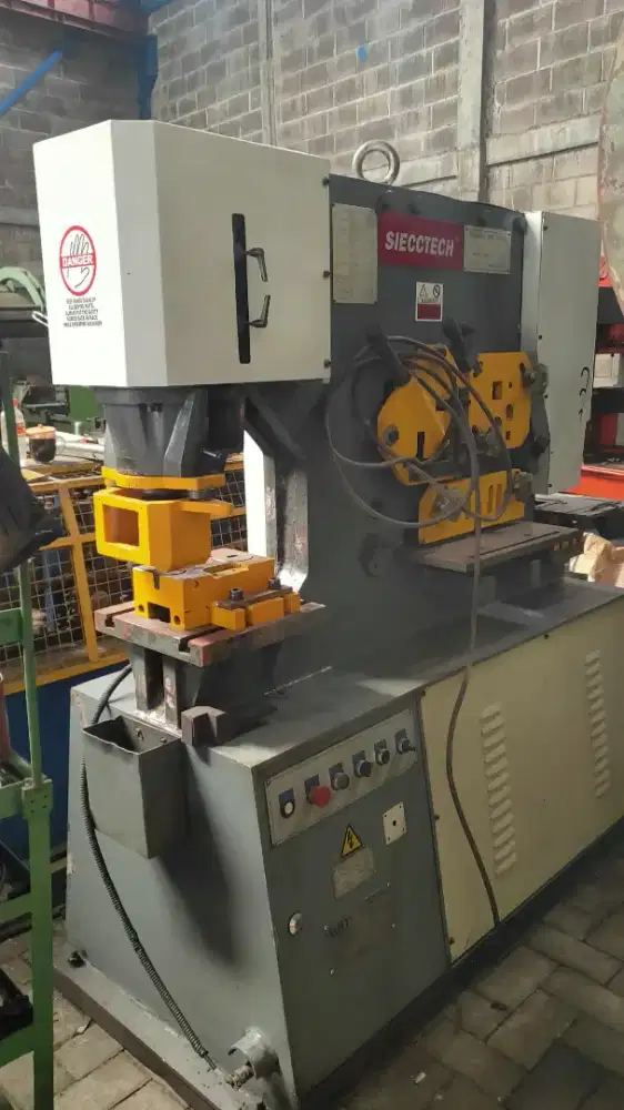 Mesin potong plat/siku/besi beton hidrolik