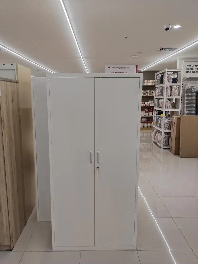 Lemari Pakaian Besi