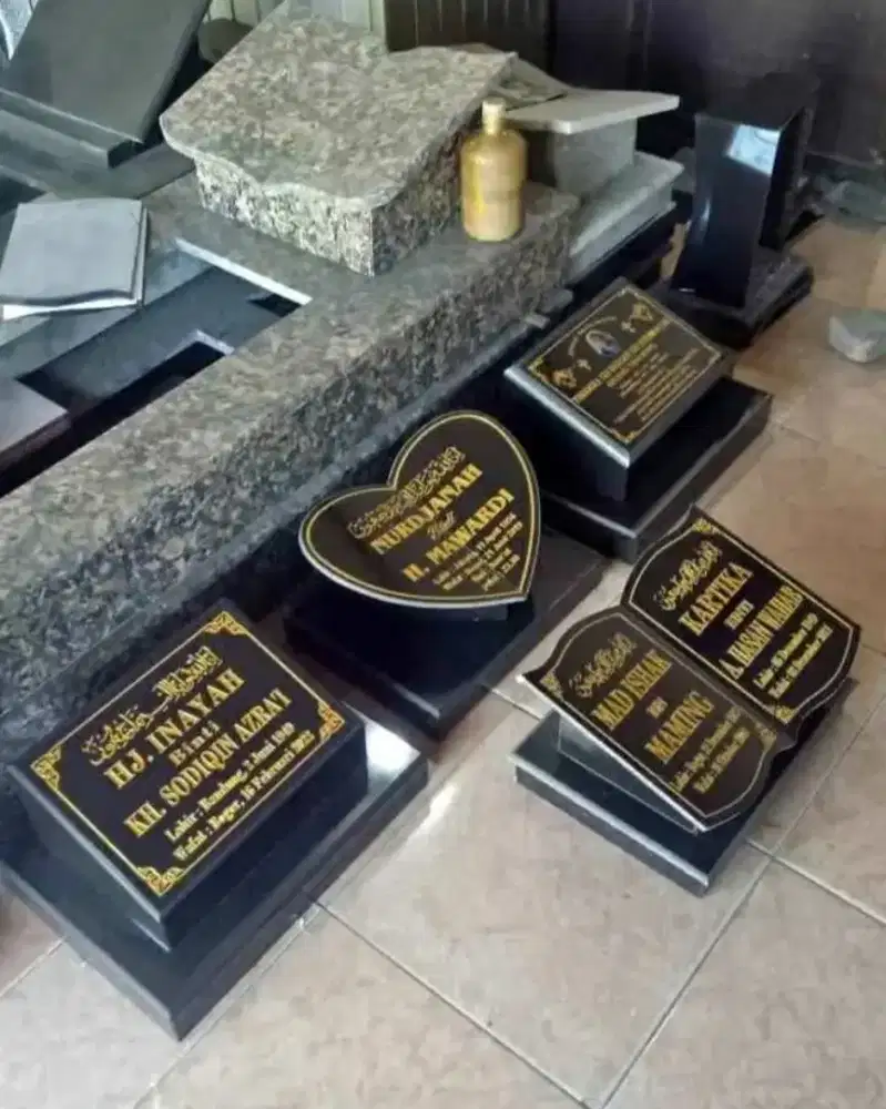 BATU NISAN DAN PRASASTI