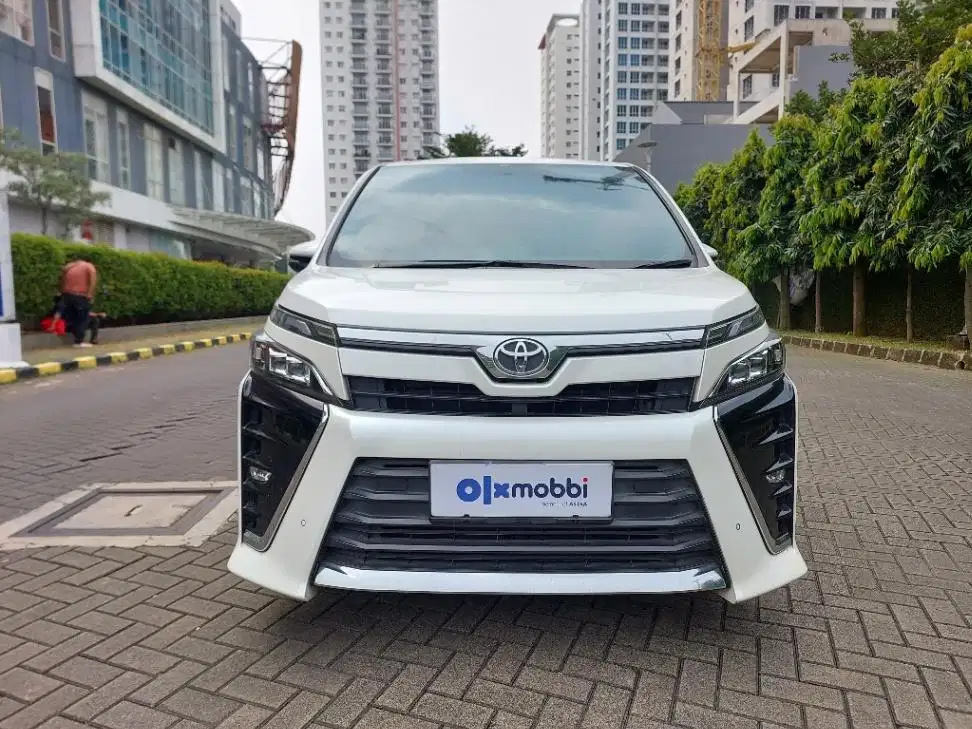 DP RINGAN Toyota Voxy 2.0 Bensin-AT 2017 Putih C3FRT