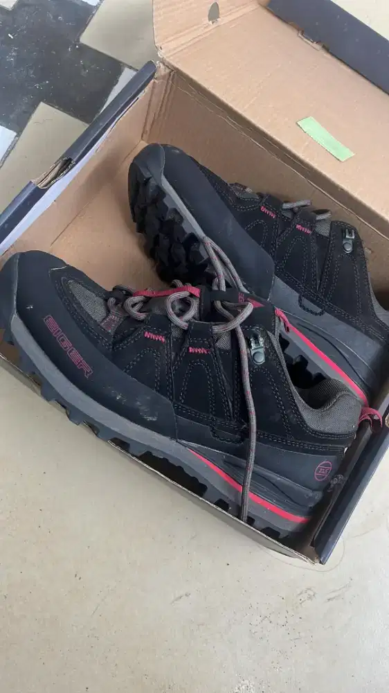 Sepatu eiger stingray 1.0