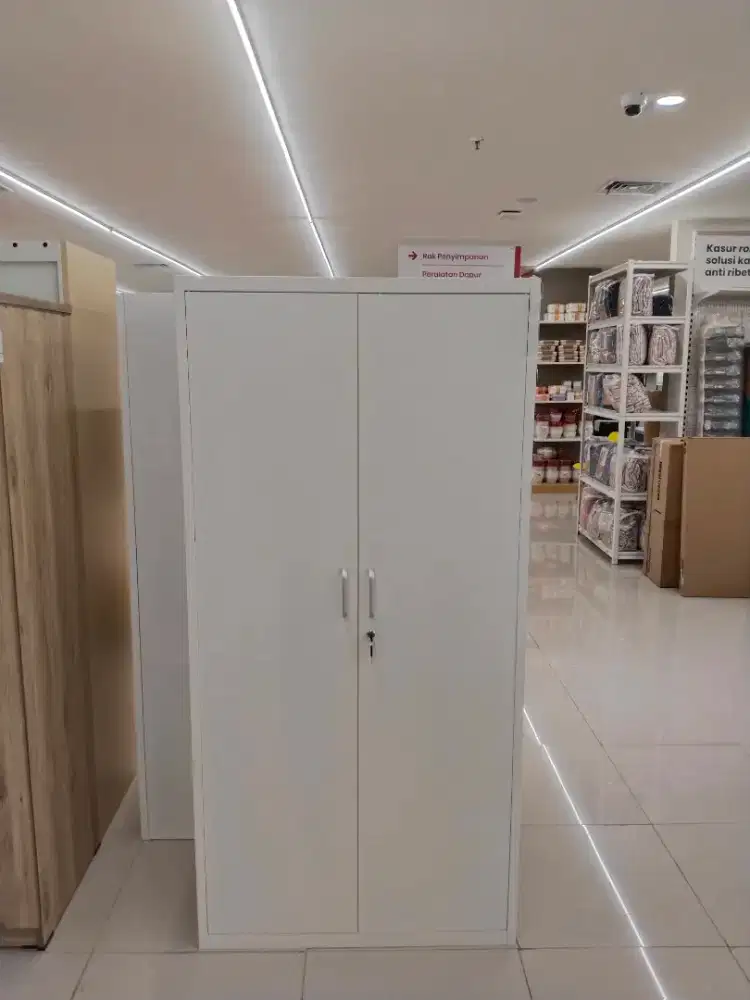 Lemari pakaian wyn metal