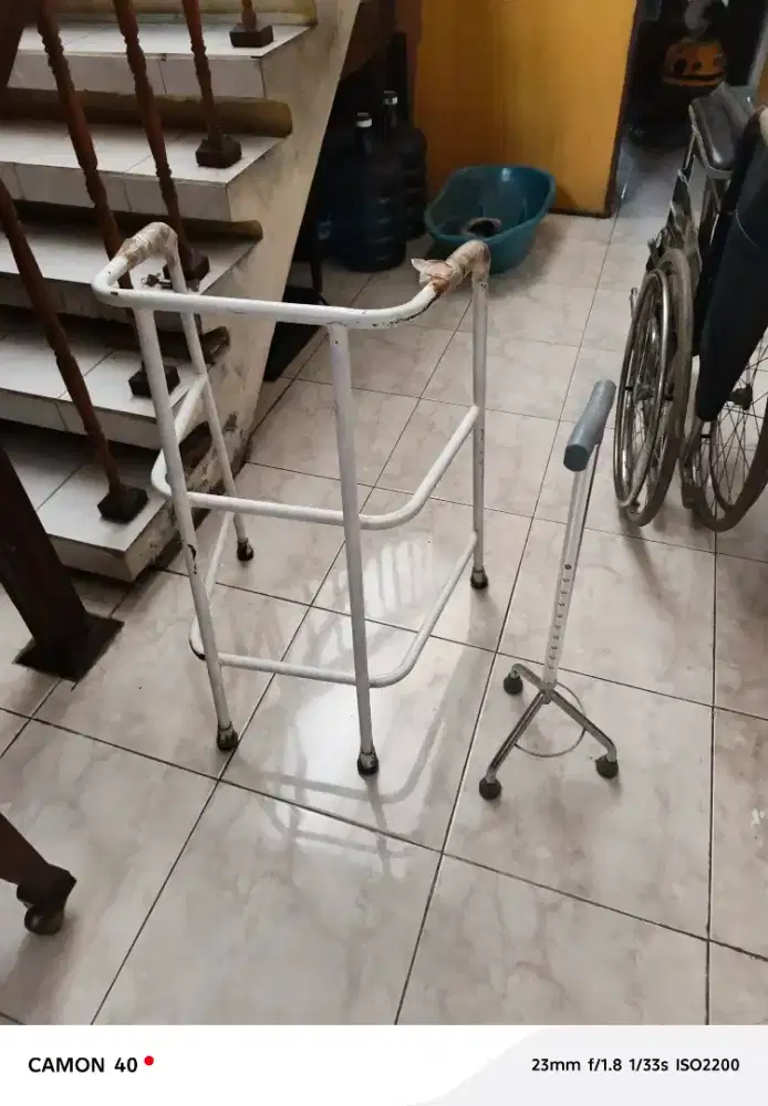 Alat bantu jalan dan tongkat