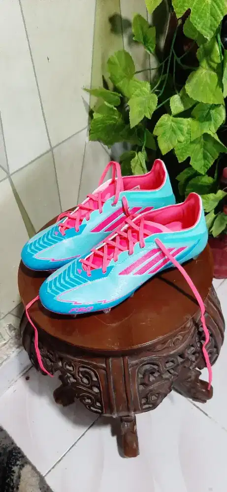 Sepatu bola Adidas F50, Size 39