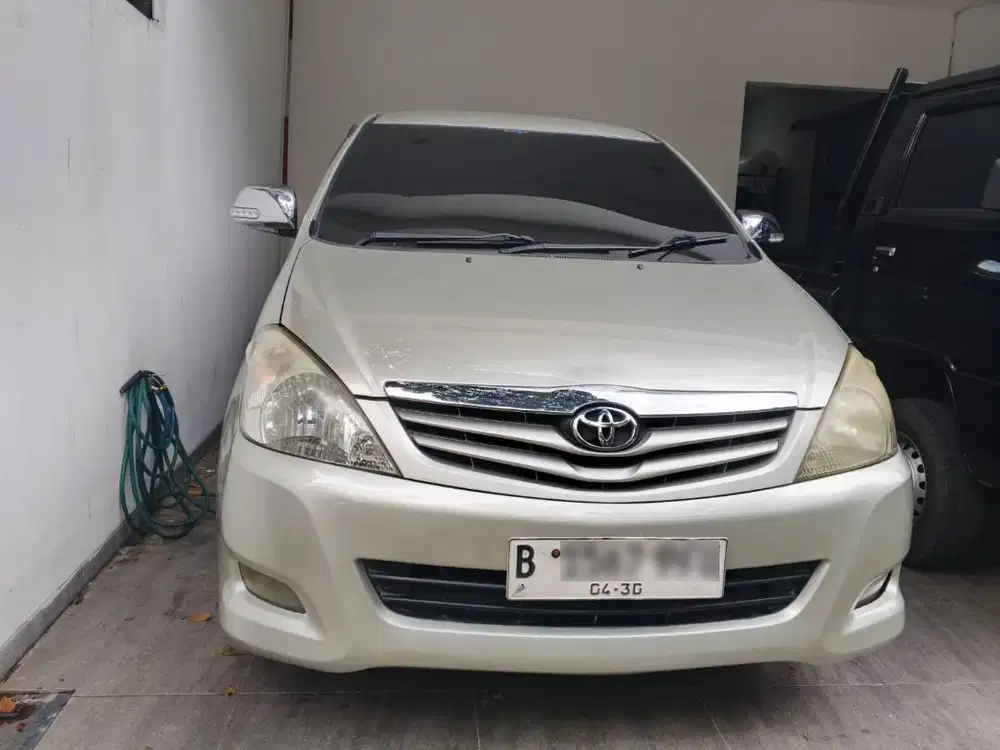 Kijang Innova Silver 2010