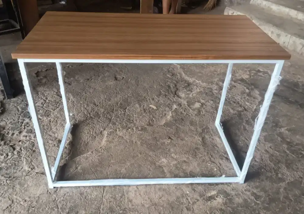 Meja kerja kantor belajar