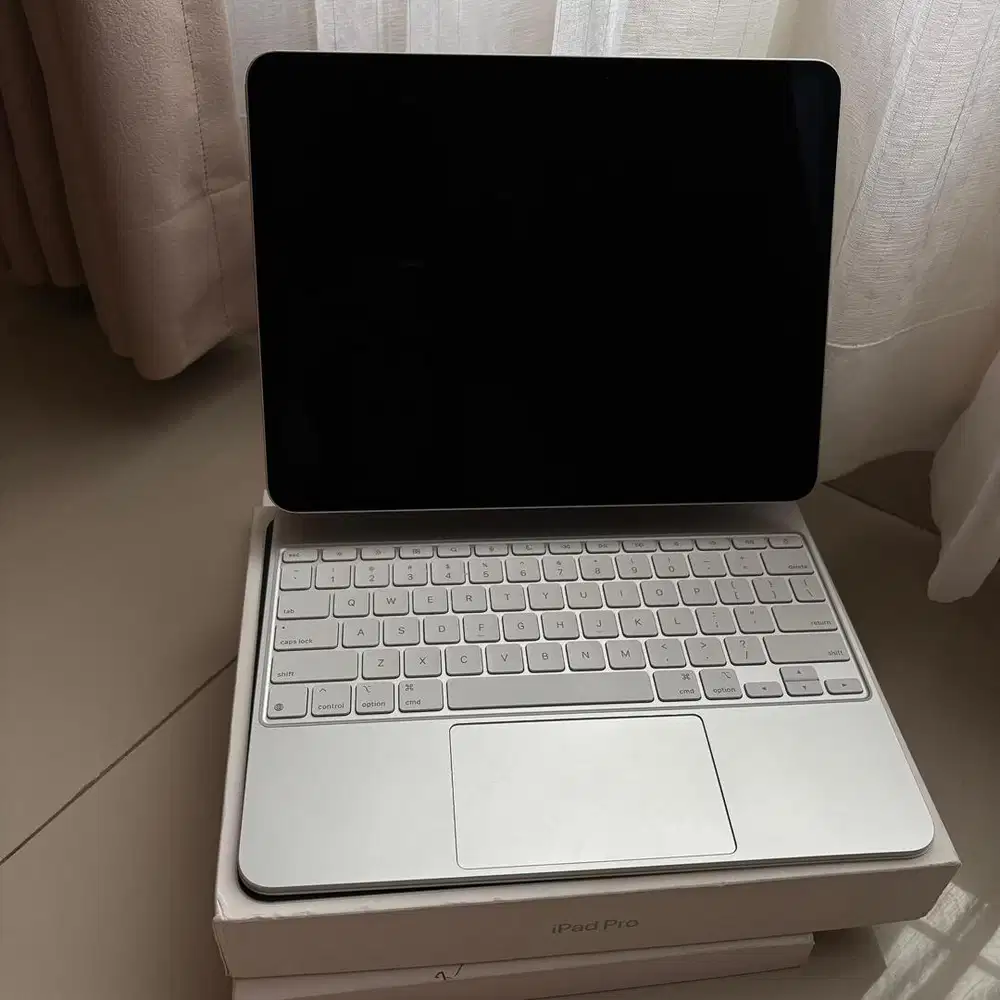 IPAD PRO M4 13 INCH 256GB WIFI ONLY PLUS APPLE MAGIC KEYBOARD