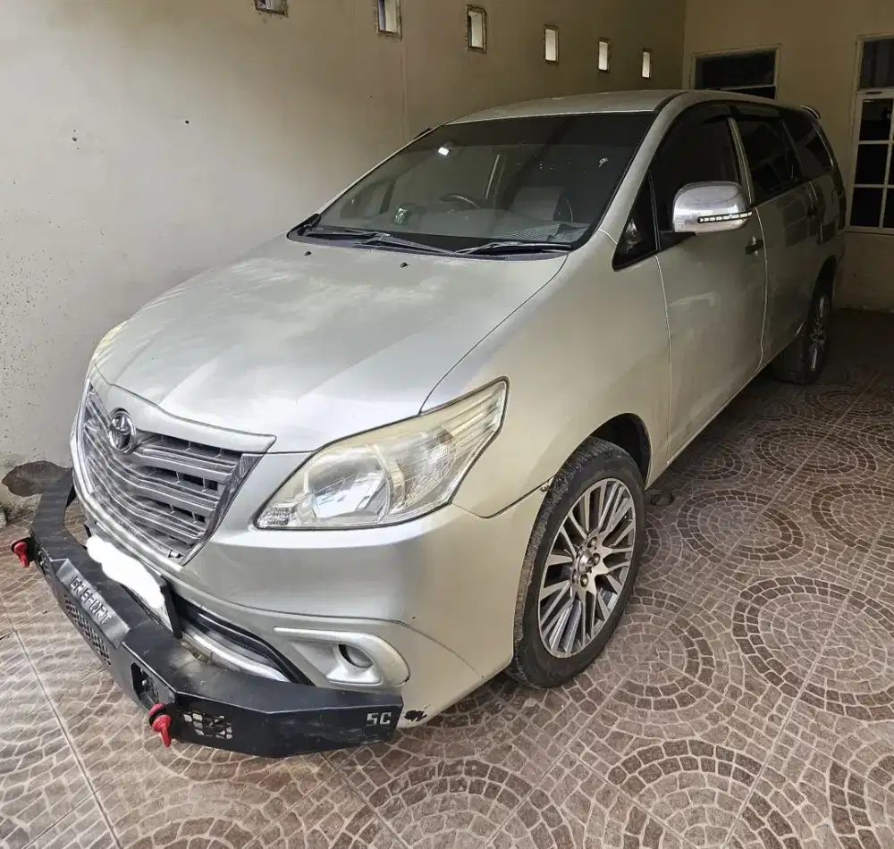 Innova E Tahun 2011 M/T Silver Metalik Bensin