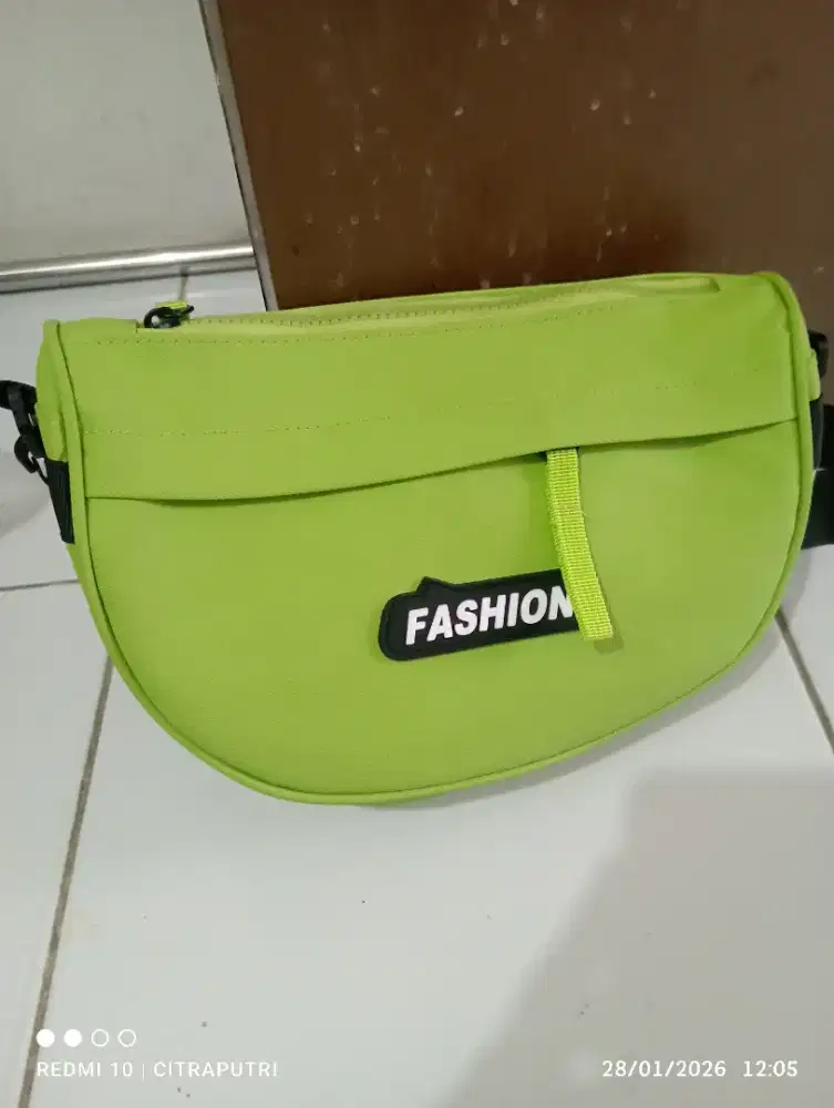 Tas selempang hijau muda