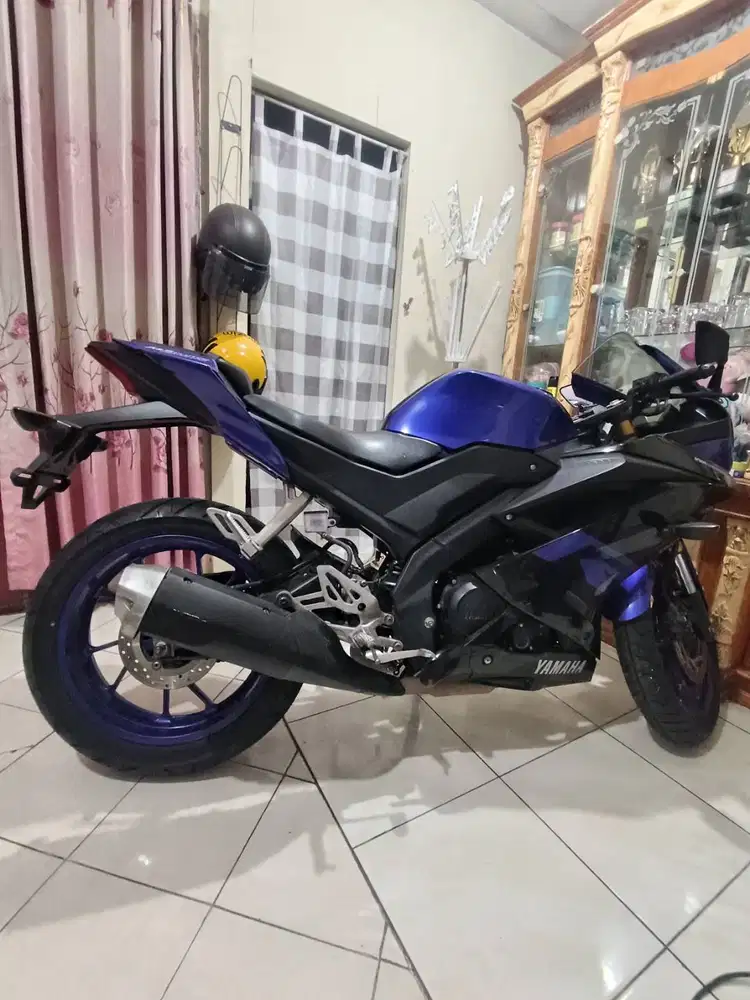 Yamaha R15 tahun 2019. Pajak hidup, plat nomor ada, semua lengkap.