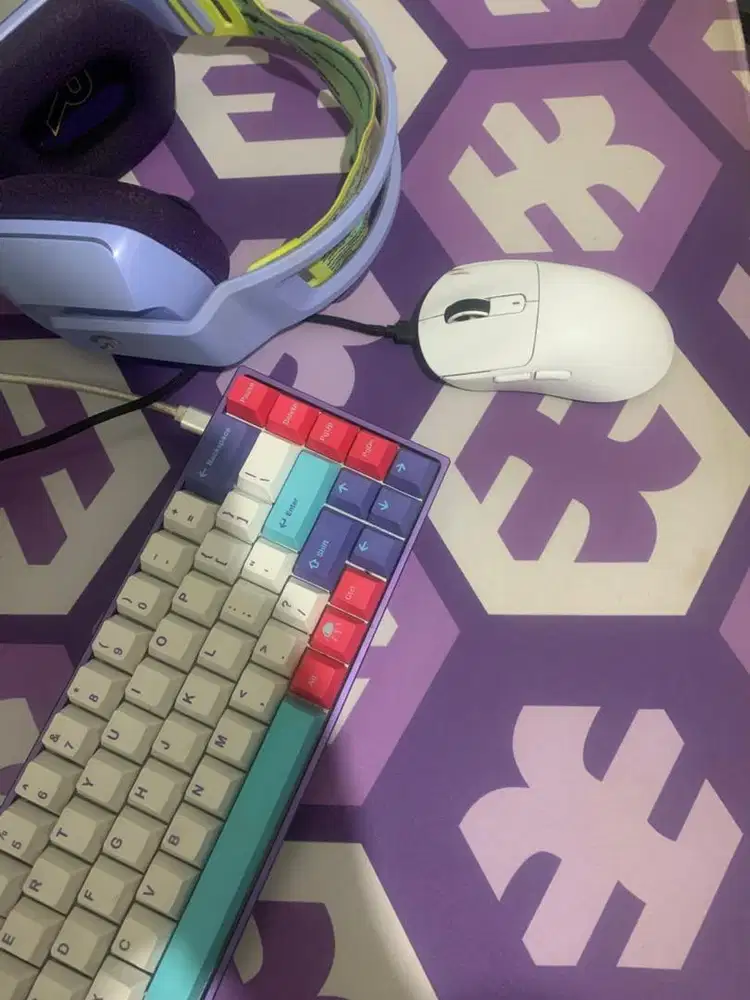 Keyboard, mouse, dan headphone