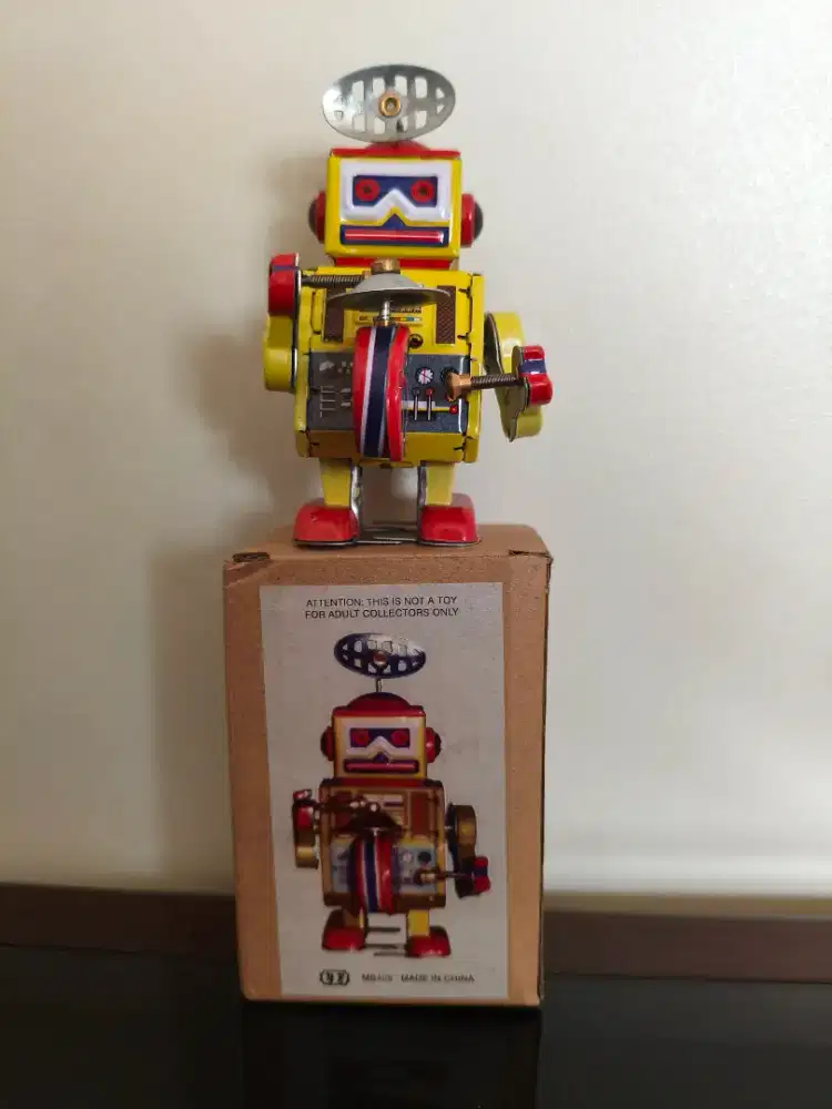 Yellow Robot vintage