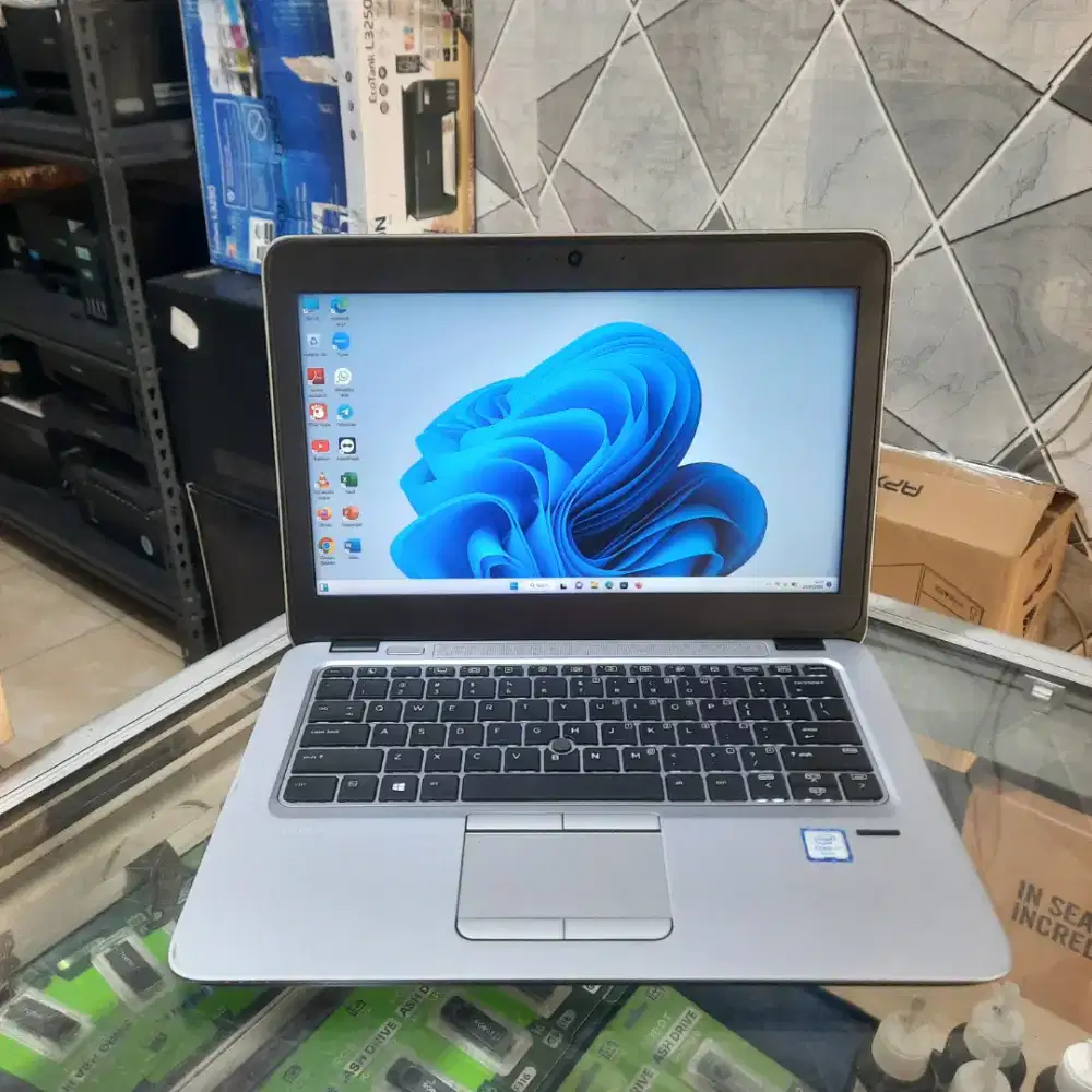 HP 820 G3, Core i7 Gen 6, RAM 8GB, SSD 256GB, Layar 12,5 inch FHD