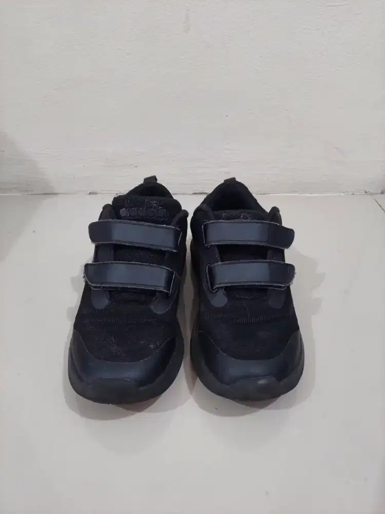 Sepatu merk diadora size 34