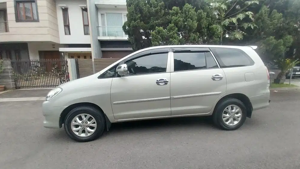 Toyota Kijang Innova 2010 Bensin